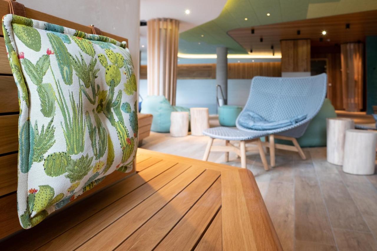 Das James Flensburg Exterior foto The interior of the new spa at The Dorchester