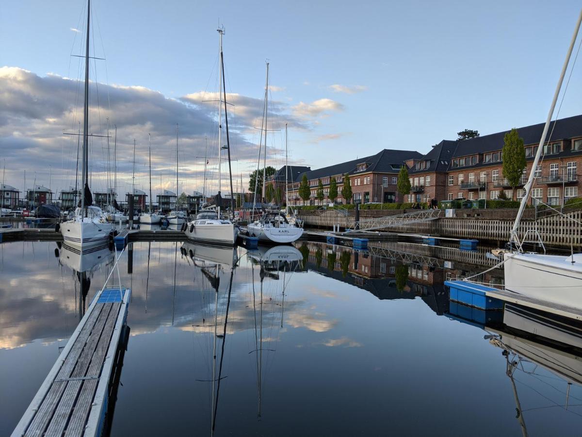 Das James Flensburg Exterior foto The marina at the centre of the development
