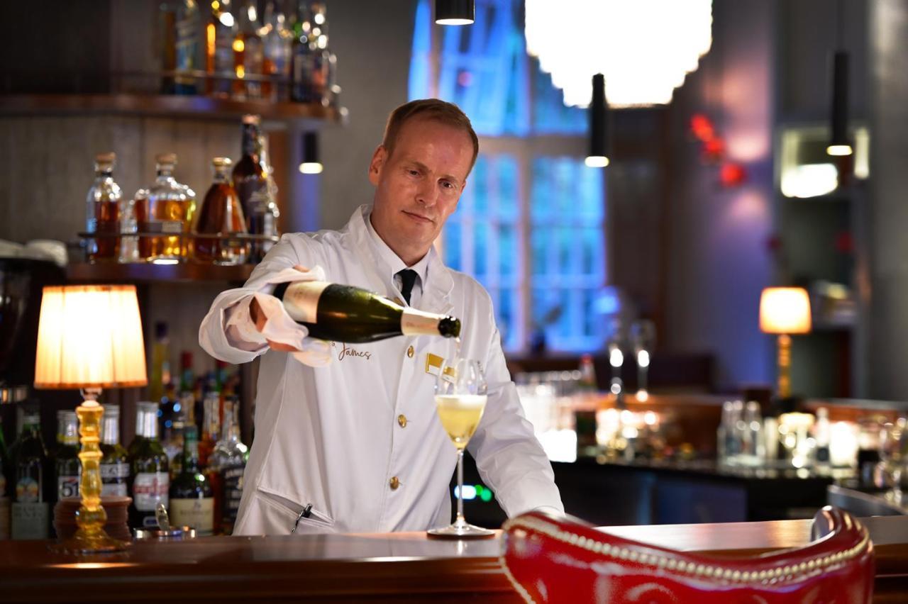 Das James Flensburg Exterior foto A bartender at work
